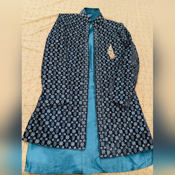 Indian men sherwani - Picture 4 of 11